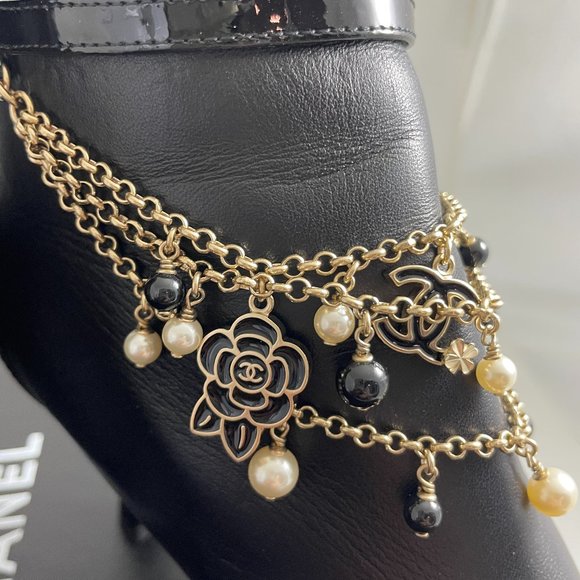 CHANEL $2020 20A BLACK CC DAINTY CHARM ZIP BACK BOOTIES SZ 38.5 - Picture 4 of 10